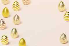 复活节鸡蛋装饰黄金米色背景复制空间春天4月假期卡等角插图渲染