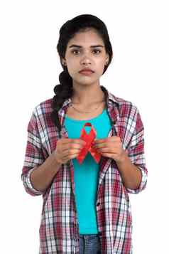 年轻的女人显示红色的丝带艾滋病毒艾滋病意识丝带医疗保健医学概念