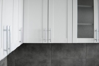 现代极简主义风格厨房室内单色音调自定义厨房灰色白色facadesmdf黑暗灰色工作台面安装厨房罩水槽模块化厨房刨花板