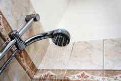 室内淋浴水流动淋浴头滴水分墙装饰瓷砖