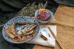 大马哈鱼kabutoni蒸甜蜜的大豆酱汁金针蘑菇切片姜服务riceberry大米