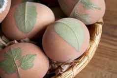 生复活节鸡蛋新鲜的莱夫斯附加准备染色复活节鸡蛋洋葱皮