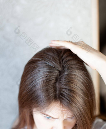 头女人离别灰色的头发女人头发