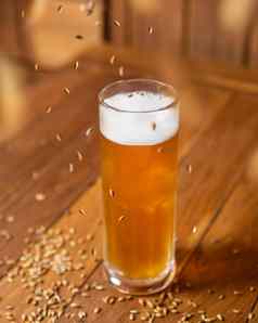 啤酒杯子玻璃飞行麦芽大麦