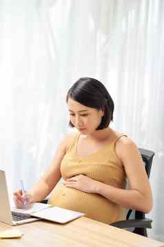 怀孕了自由职业者触碰肚子移动PC写作日记表格