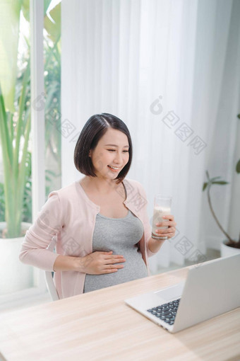 微笑怀孕了女人移动PC首页在线购物怀孕概念复制空间