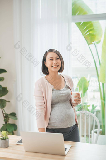 年轻的美快乐亚洲怀孕了女人持有玻璃牛奶<strong>电脑首页</strong>