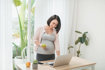 美丽的怀孕了女人移动PC苹果首页