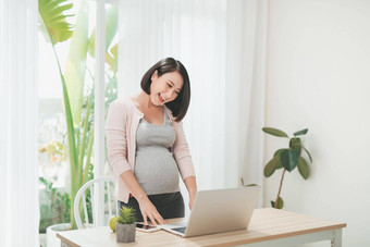 微笑怀孕了女人移动PC首页在线购物怀孕概念复制空间