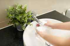 卫生概念洗手肥皂水龙头水