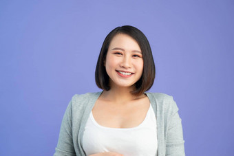 年轻的漂亮的亚洲女人怀孕了快乐微笑