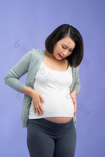 怀孕了女人疼痛孤立的淡紫色背景亚洲