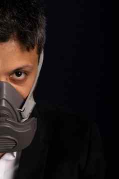 年轻的英俊的工业面具防止传播会传染的病毒化学气体