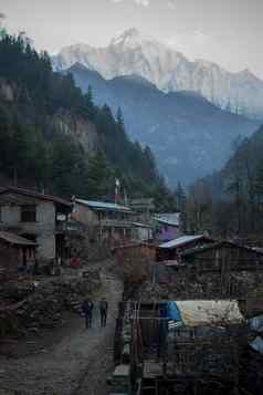 徒步旅行者徒步旅行尼泊尔山村