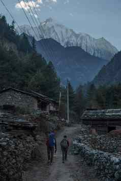 徒步旅行者徒步旅行尼泊尔山村