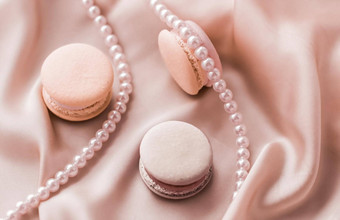 甜蜜的蛋白杏仁饼珍珠珠宝丝绸背景巴黎别致的珠宝法国甜点食物蛋糕macaron奢侈品糖果品牌假期礼物