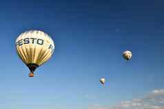 色彩斑斓的热空气气球飞行日落自然色彩斑斓的背景天空