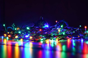 圣诞节模糊灯黑色的背景复制空间摘要色彩斑斓的反射灯泡圣诞节树