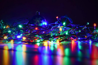 圣诞节模糊灯黑色的背景复制空间摘要色彩斑斓的反<strong>射灯</strong>泡圣诞节树