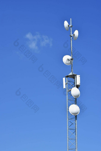 电信塔天线无线技术蓝色的天空