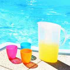 饮料杯水壶背景水热阳光明媚的一天夏天假期田园