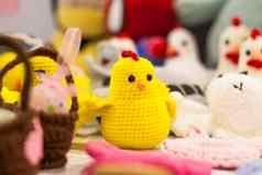 针织玩具钩针编织的复活节黄色的鸡手工制作的复活节玩具豪华的塞玩具