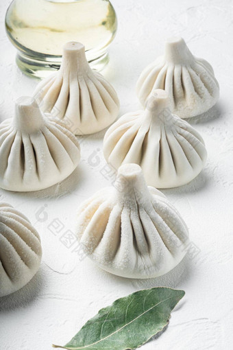 自制的传统的中国人锅炸饺子白色石头表面