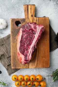 生新鲜的大理石的肉黑色的安格斯牛排俱乐部牛排减少木切割董事会前视图平躺