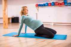 怀孕了女人锻炼瑜伽
