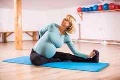 怀孕了女人锻炼瑜伽