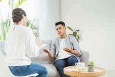 心理学家咨询心理治疗会话男人。压力在情感上告诉抑郁症问题医生