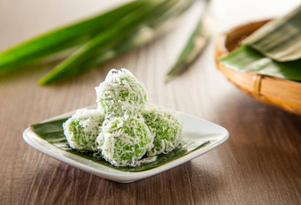 在哪里在哪里传统的马来语零食使大米球填满棕色（的）糖涂层磨碎的椰子