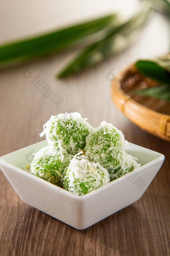 在哪里在哪里传统的马来语零食使大米球填满棕色（的）糖涂层磨碎的椰子