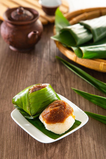 蛋糕普鲁特核心传统的马来西亚夫人甜蜜的甜点使蒸糯米大米椰子牛奶吃椰子填充