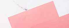 粉红色的论文白色大理石背景办公室文具平铺奢侈品品牌平躺品牌身份设计模型