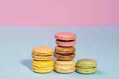 法国甜点macaron粉红色的蓝色的背景现代马卡龙色彩斑斓的背景