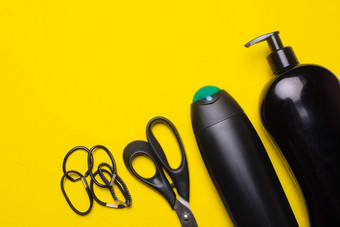 黑色的洗发水背景Copyspace瓶洗发水黄色的背景文章美行业