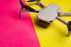 直升机四轴飞行器背景无人机无人机粉红色的背景文章现代技术现代相机拍摄空气文章选择直升机四轴飞行器复制空间