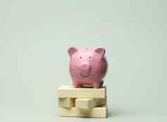 陶瓷粉红色的小猪银行灰色的背景概念增加收入银行账户