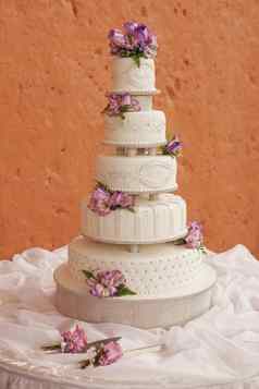 白色婚礼蛋糕装饰花