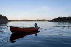 小木船中间湖孤独的木船水孤立的木船前视图白色小木船浮动中间湖