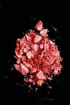 压碎化妆品矿物有机眼影脸红化妆品粉孤立的黑色的背景化妆美横幅平铺设计