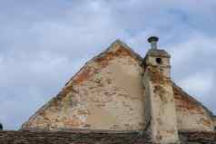 罗马尼亚陶瓷瓦屋顶砖烟囱电视天线