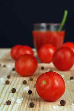新鲜的西红柿红色的西红柿番茄汁新鲜挤压透明的玻璃