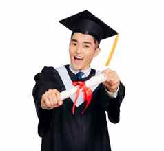 年轻的男人。黑色的毕业礼服帽持有文凭孤立的白色背景