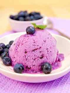 冰奶油蓝莓碗紫色的餐巾
