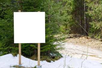 白色信息海报空白广告广告牌占位符森林白色空公告董事会冬天松森林户外信息横幅模型