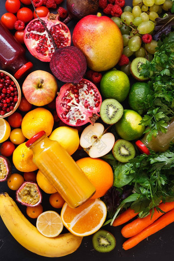 分类水果蔬菜彩虹颜色冰沙瓶黑暗乡村表面健康食物健康健康吃健康的概念