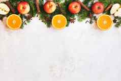 圣诞节新鲜的水果摘要背景边境橙色一半香料苹果一半自然冷杉树金白色乡村表面前视图