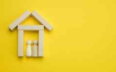 木微型房子黄色的背景概念购买销售房子租租赁真正的房地产保险的地方登记